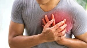 4 thói quen buổi tối âm thầm ảnh hưởng tim mạch