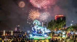 Ánh pháo hoa lung linh chiếu rọi linh vật Kim Mã 4.0 trong khoảnh khắc giao thừa