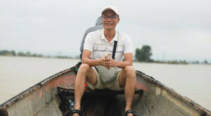 Anh Trần Trung trong chuyến thăm Nông trại đợt lũ năm 2025