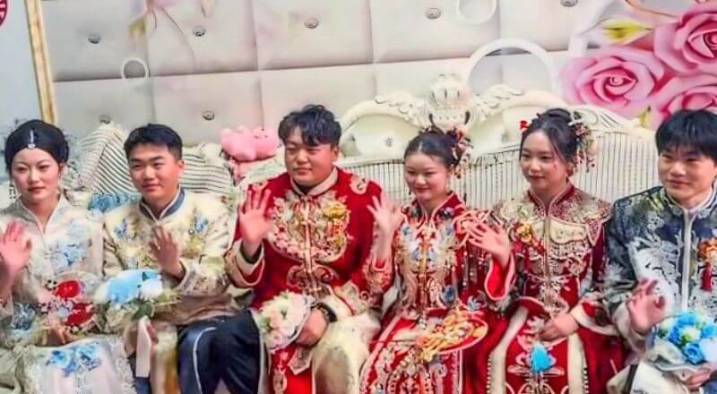 Ba anh em sinh ba tổ chức đám cưới trong cùng một ngày