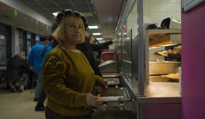 Bà Moufida đang lấy đồ ăn tại bếp ăn từ thiện