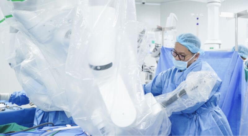 Bác sĩ Đức thực hiện phẫu thuật nội soi cắt tuyến tiền liệt cho ông Cường với sự hỗ trợ của robot Da Vinci Xi