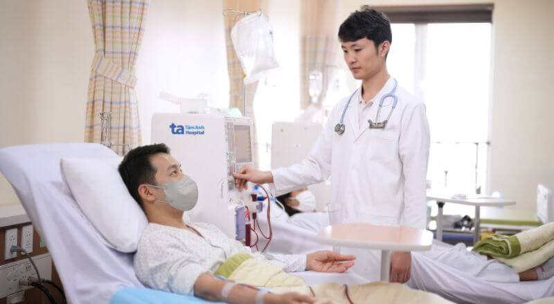 Bác sĩ Huy đang theo dõi tiến trình lọc máu cho bệnh nhân Nam trên giường bệnh