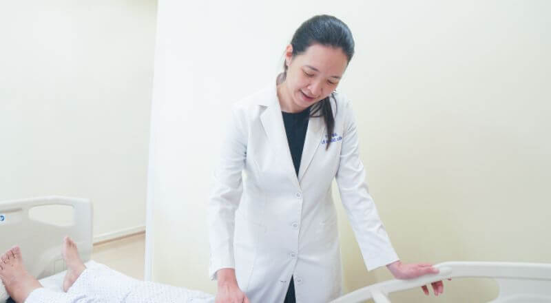 Bác sĩ Liên đang kiểm tra tình trạng sức khỏe cho bà Phan sau ca mổ