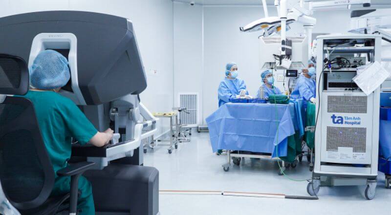 Bác sĩ Liên phía bên trái đang điều khiển robot Da Vinci Xi phẫu thuật cho người bệnh
