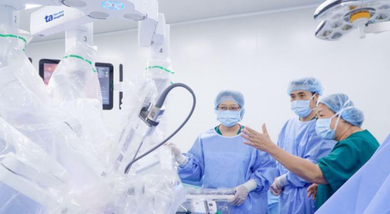 Bác sĩ Nguyễn Bá Mỹ Nhi đang hướng dẫn êkíp bác sĩ trước khi phẫu thuật bằng robot Da Vinci