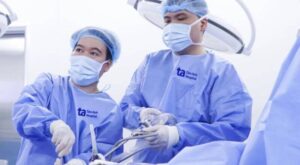 Bác sĩ Trúc phía bên trái đang phẫu thuật nội soi lấy sỏi cho bệnh nhân