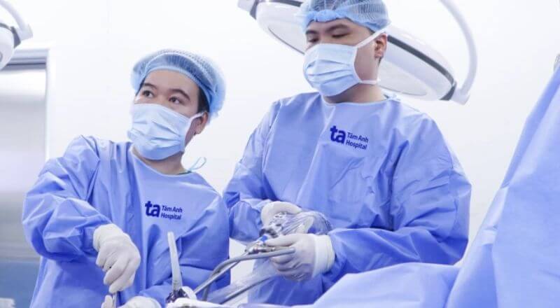 Bác sĩ Trúc phía bên trái đang phẫu thuật nội soi lấy sỏi cho bệnh nhân