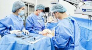 Bác sĩ Vinh đứng giữa cùng đội ngũ vi phẫu thực hiện quá trình tìm tinh trùng cho bệnh nhân