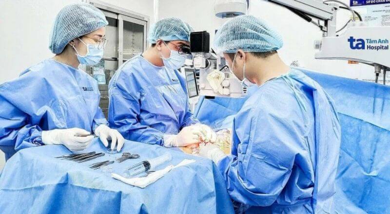 Bác sĩ Vinh đứng giữa cùng đội ngũ vi phẫu thực hiện quá trình tìm tinh trùng cho bệnh nhân