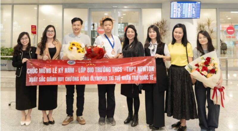 Ban Giám hiệu và thầy cô trường Newton đón Lê Kỳ Nam tại sân bay