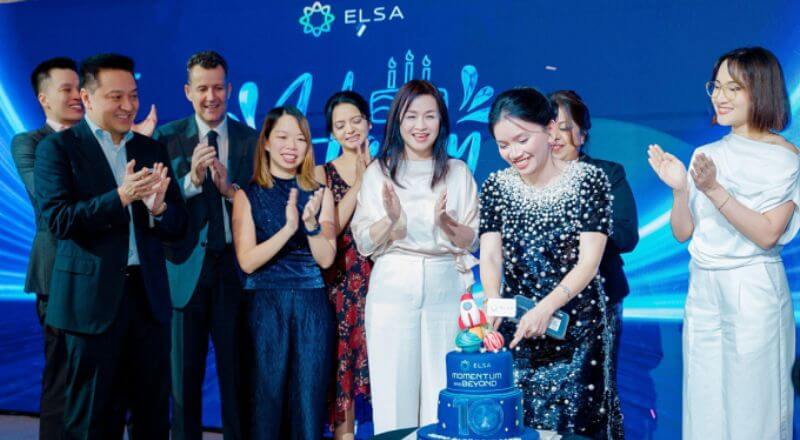 Ban lãnh đạo ELSA Speak cùng các đại diện đối tác cùng nhau cắt bánh để kỷ niệm tròn 10 năm thành lập công ty.