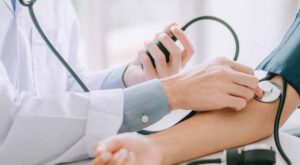 Bệnh huyết áp cao là gì? Nguyên nhân, và cách kiểm soát