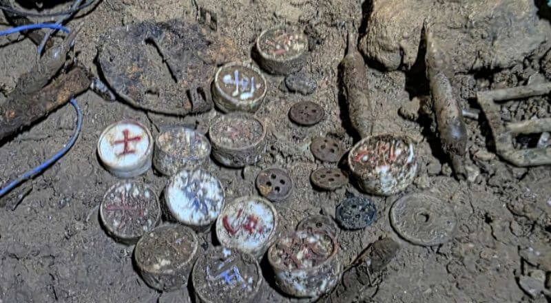 Bộ cờ tướng cùng nhiều di vật được phát hiện cùng hài cốt