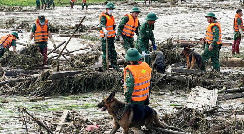 Thay tên bão Yagi bằng Tomo sau thiệt hại nặng nề 4 Bộ đội dầm mình trong bùn nhão tìm kiếm từng thi thể nạn nhân Làng Nủ