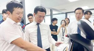 Bộ trưởng Bộ Khoa học và Công nghệ Nguyễn Mạnh Hùng đến thăm và trò chuyện cùng các kỹ sư công nghệ tại một triển lãm diễn ra ở TP. Đà Nẵng.