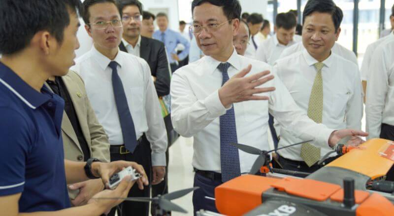 Bộ trưởng Bộ Khoa học và Công nghệ Nguyễn Mạnh Hùng trong chuyến thăm và làm việc với một doanh nghiệp phát triển drone tại Đà Nẵng.