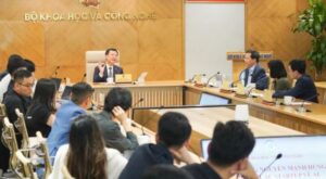 Bộ trưởng Nguyễn Mạnh Hùng tại một buổi gặp gỡ các startup AI Việt Nam