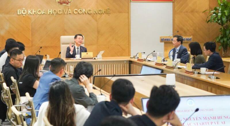 Bộ trưởng Nguyễn Mạnh Hùng tại một buổi gặp gỡ các startup AI Việt Nam