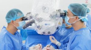 Các bác sĩ đang thực hiện vi phẫu tìm tinh trùng cho người bệnh