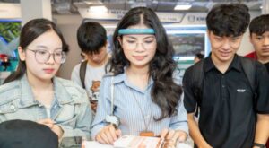 Các bạn trẻ đang khám phá một sản phẩm công nghệ tại Triển lãm Đổi mới sáng tạo VIIE 2025.