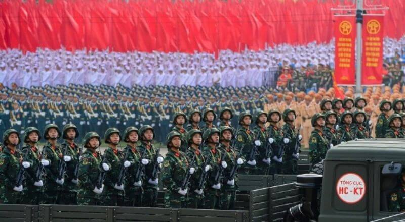 Các chiến sĩ pháo binh điều khiển xe tải kéo pháo diễu hành qua quảng trường Ba Đình.