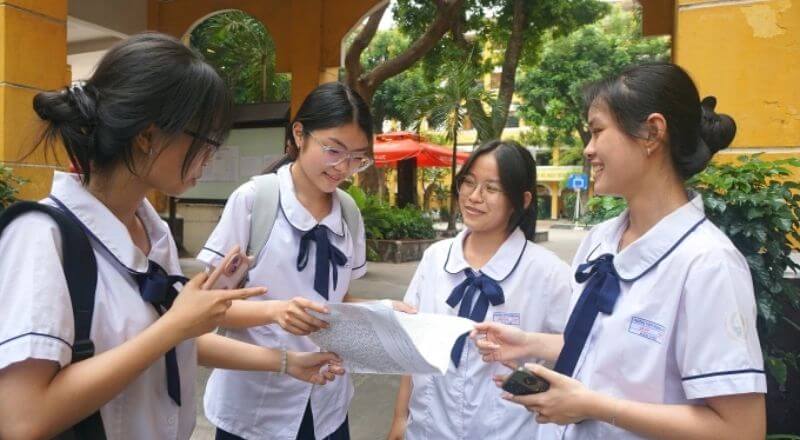 Các học sinh đang trao đổi sau giờ thi học sinh giỏi lớp 12 tại TP HCM