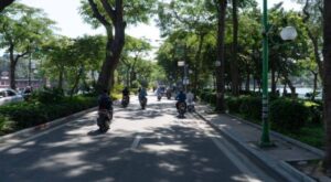 Các phương tiện đang tham gia giao thông trên đường Thanh Niên (Hà Nội)