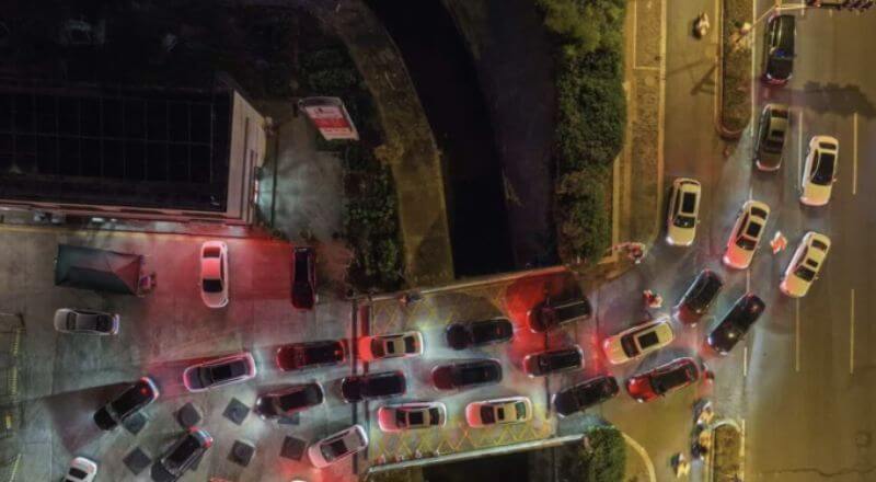 Các tài xế đang đợi đổ xăng tại Nam Kinh