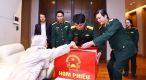 Cán bộ Bệnh viện Trung ương Quân đội 108 đã mang hòm phiếu lưu động tới tận phòng để nguyên Phó chủ tịch nước Nguyễn Thị Bình thực hiện quyền bỏ phiếu của mình.