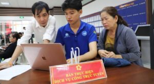 Cán bộ hành chính công phường Phú Nhuận, TP HCM đang hỗ trợ người dân nhập thông tin lên Cổng dịch vụ công quốc gia