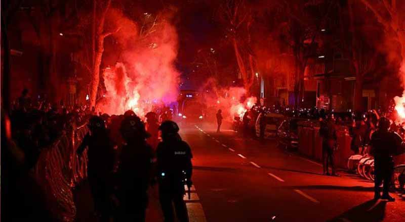 Xe bus chở cầu thủ Atlético Madrid bị ném vỡ kính, CĐV FC Barcelona gây tranh cãi 3 Cảnh sát an ninh chống bạo động được triển khai