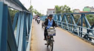 Cầu Phú Lưu bắc qua Cồn Hến hiện đã xuống cấp