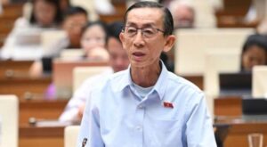 Chân dung Đại biểu Trần Hoàng Ngân trong cuộc họp