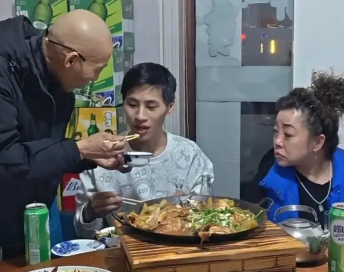 Chàng trai được cha mời ăn những thực phẩm truyền thống