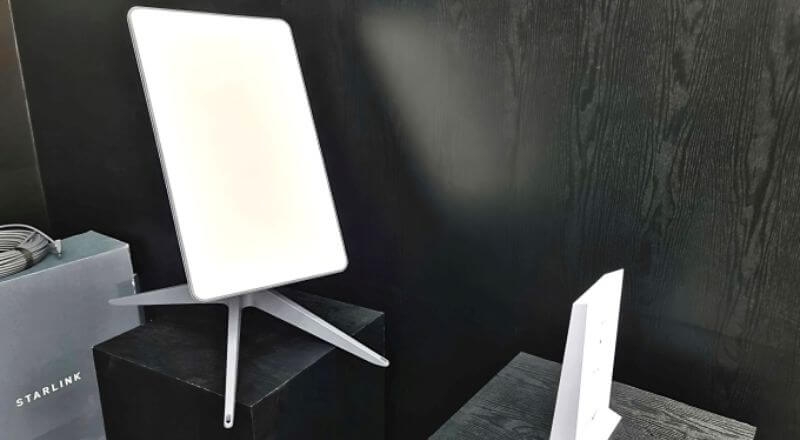 Chảo vệ tinh cùng bộ định tuyến Wi-Fi của Starlink được trưng bày tại sự kiện Ngày hội Đổi mới Sáng tạo Việt Nam.