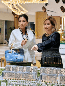 Chị Apple đang làm việc cùng với đối tác Dubai