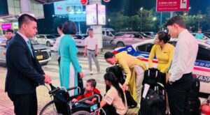 Chị Nông Thị Hà và con trai 2 tuổi được tổ tiếp viên Vietnam Airline đưa cổng sân bay Nội Bài và gọi xe giúp chị