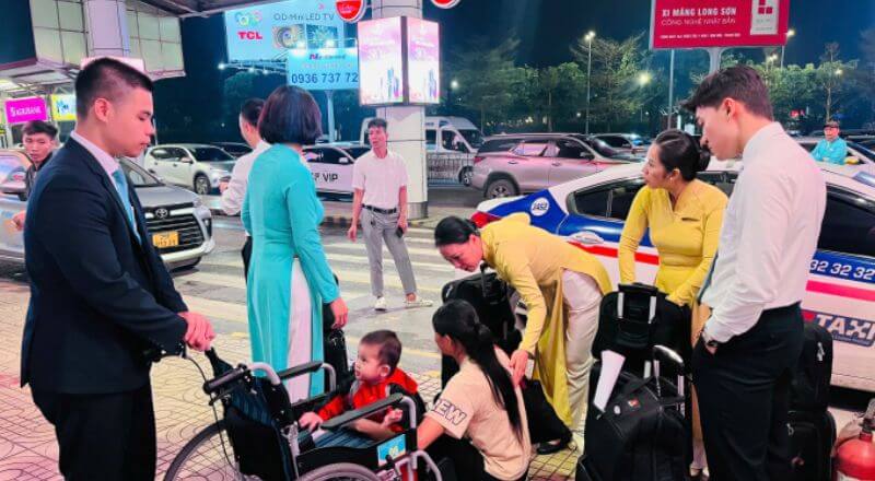 Chị Nông Thị Hà và con trai 2 tuổi được tổ tiếp viên Vietnam Airline đưa cổng sân bay Nội Bài và gọi xe giúp chị