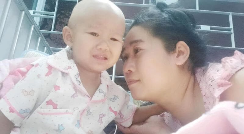 Chị Thoa và con gái tại Viện Nhi Đồng 2