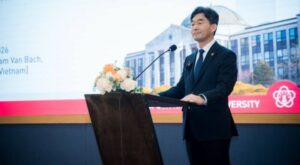 Chủ tịch Đại học Quốc gia Kyungpook TS. Young-Woo Heo đang đứng phát biểu