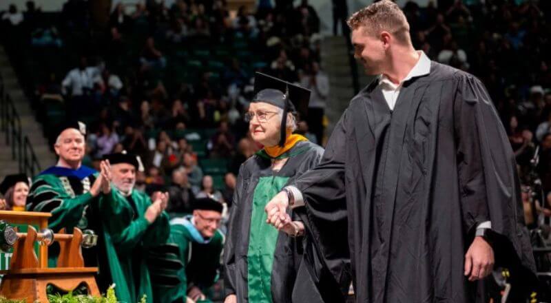 Cụ bà 90 tuổi dự lễ tốt nghiệp thạc sĩ tại Đại học Bắc Texas