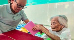 Cụ Đặng Thị Lãm, sinh năm 1910, đang tự tay bỏ lá phiếu vào thùng