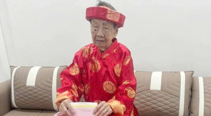 Cử tri cao tuổi Phạm Thị Xén (Hải Phòng) đang bỏ phiếu tại nhà