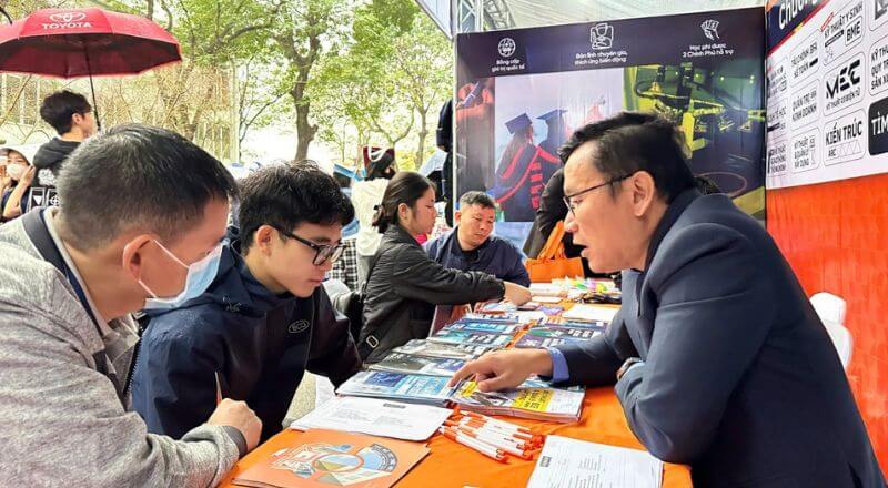 Đại diện trường Đại học Việt - Đức đang tư vấn cho thí sinh