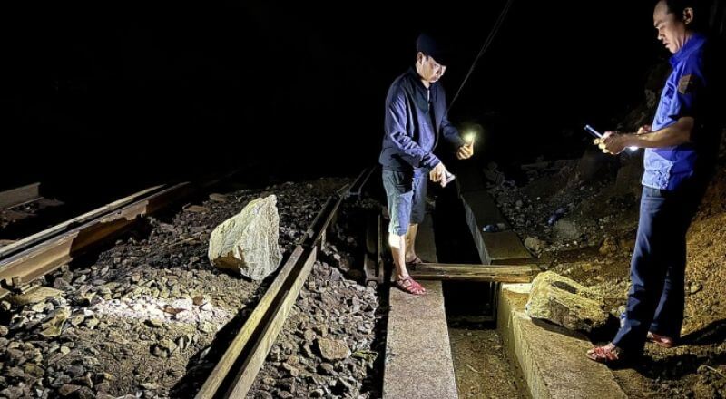 Đất đá tiếp tục rơi xuống đường sắt đoạn qua đèo Hải Vân