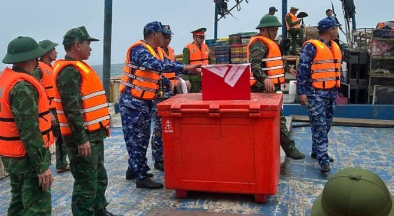 Đoàn công tác TP Hải Phòng đã đưa hòm phiếu phụ ra hiện trường, giúp các cán bộ, chiến sĩ đang làm nhiệm vụ thực hiện quyền bầu cử.