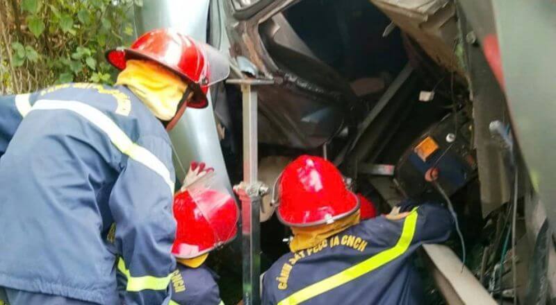 Đội ngũ cứu hộ đang phá cabin giải cứu tài xế