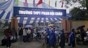 Đông đảo phụ huynh đội mưa đang chờ trước cổng trường THPT Phan Bội Châu