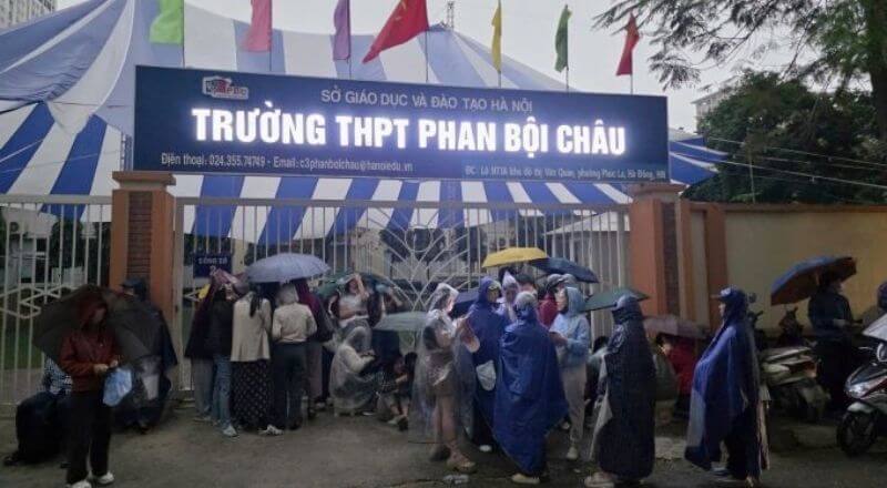 Đông đảo phụ huynh đội mưa đang chờ trước cổng trường THPT Phan Bội Châu
